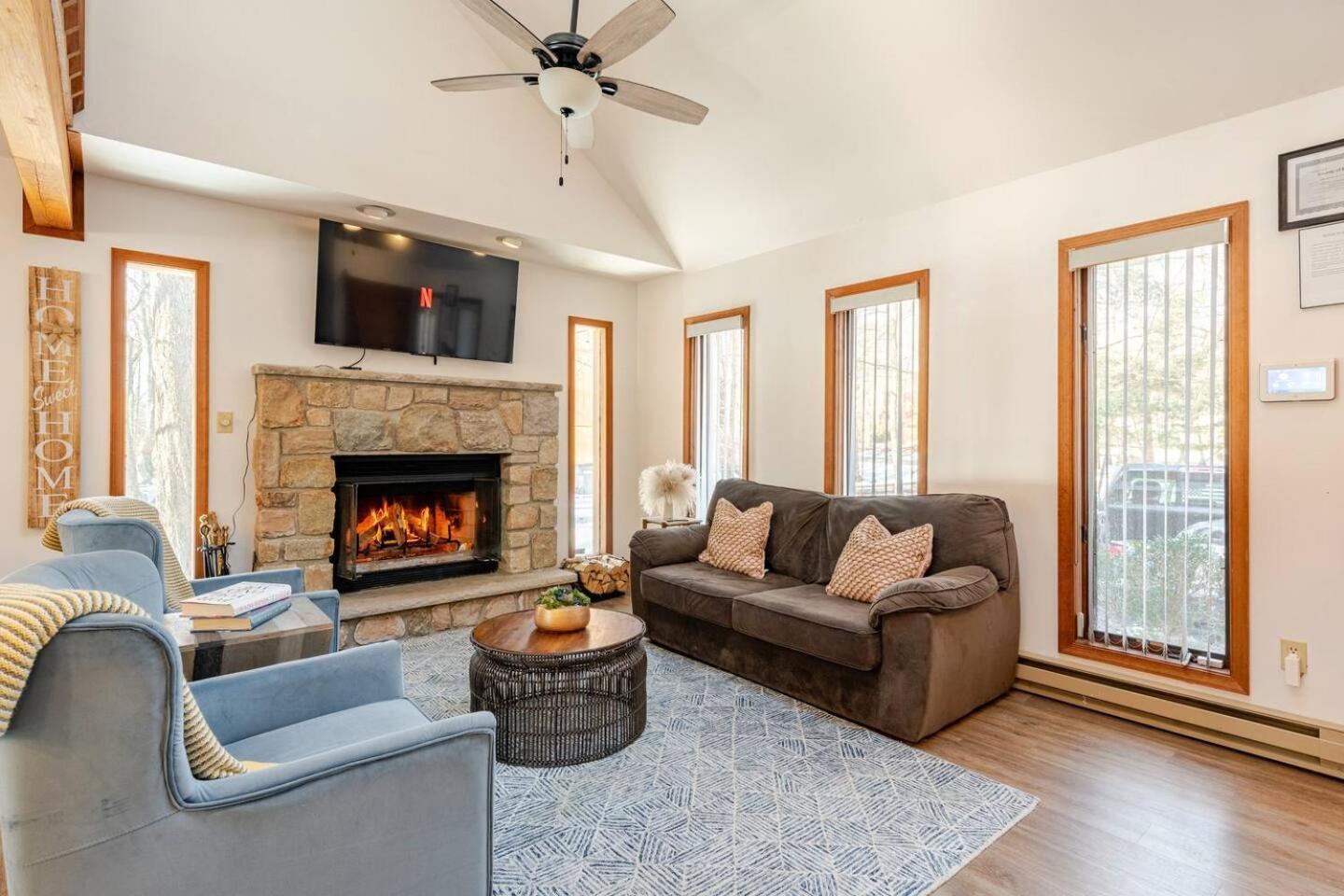 Cozy Cabin At Poconos With Hot Tub And Fire Pit East Stroudsburg Exterior photo